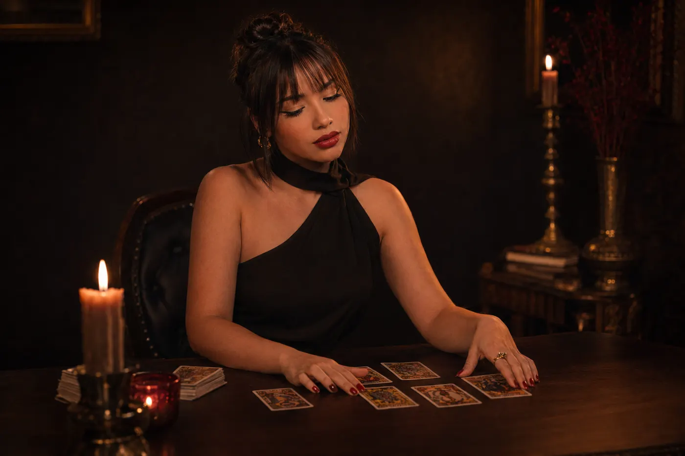 Kamily conduzindo uma leitura de Tarot sobre a mesa